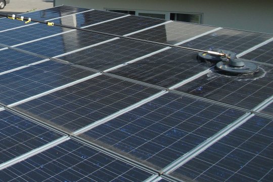 Kütro-Abensberg-Solarreinigung-Bürste-erneuerbare-Energien.jpg